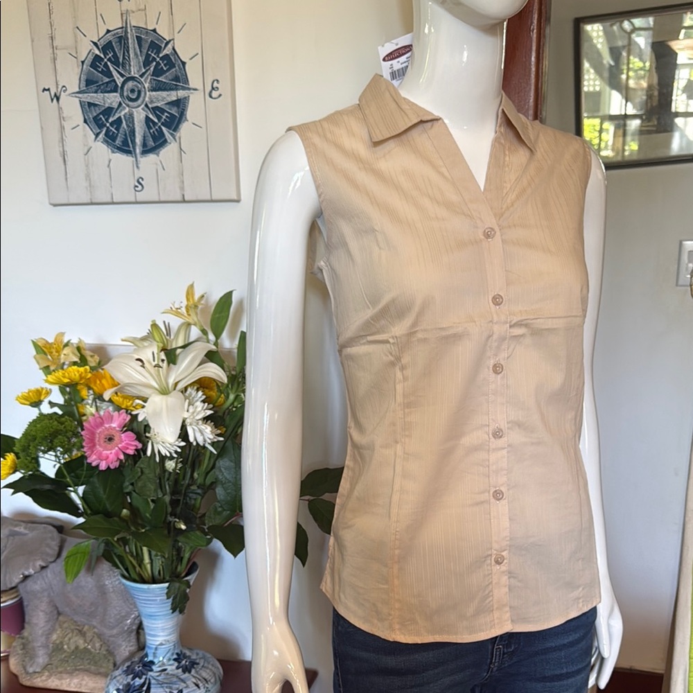 NWT northern reflections size small Sleeveless Beige Button-Up Top